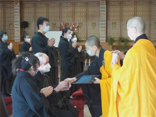 法師代表常住頒發戒子結緣品