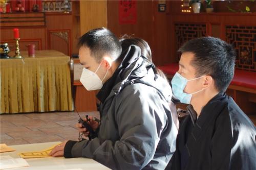 青年劉育銓博士協助現場德譯