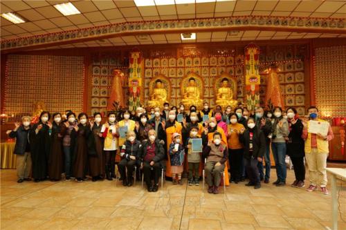 佛學會考頒獎後，大家歡喜合照