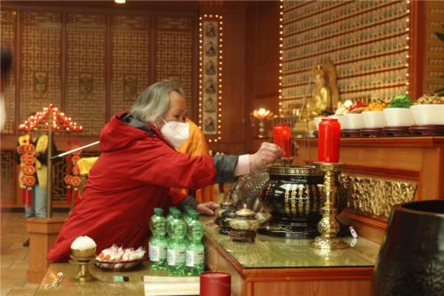 長者於佛前上香 吳璇攝
