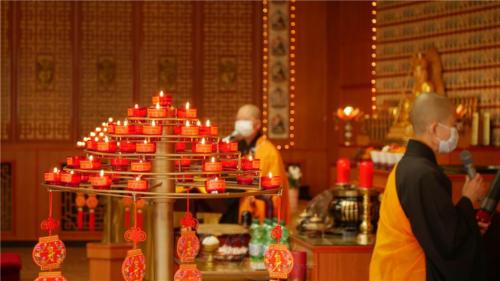 於佛前為長輩供燈 李俊龍攝