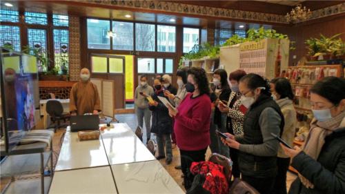 大家跟著大螢幕學唱〈愛就是惜〉