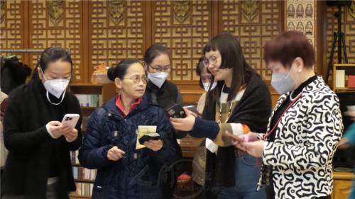 大家跟著大螢幕學唱〈愛就是惜〉