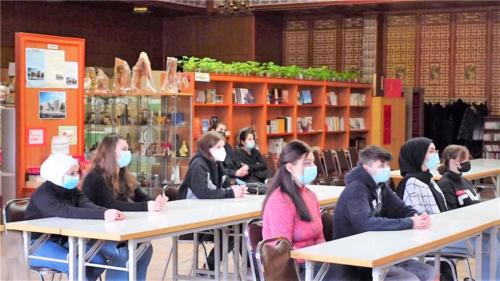 柏林中學生專心聆聽講解