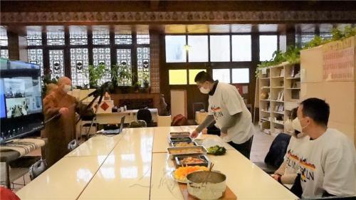 柏林青年介紹素菜的名稱與用料