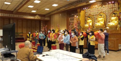 大家以克難方式錄製〈愛就是惜〉