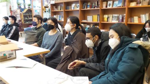 青年博士生徐曉偲（右3）發心英文翻譯