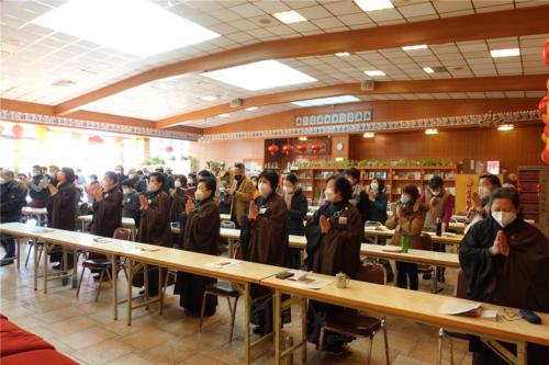 大眾參做好防疫措施，虔誠參與上燈法會