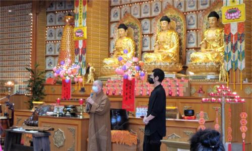 大眾參做好防疫措施，虔誠參與上燈法會