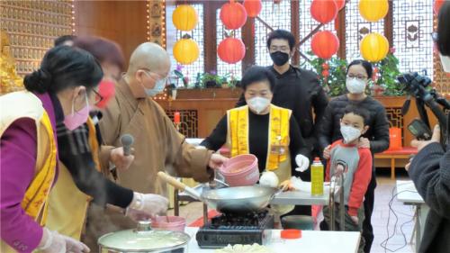 小朋友花生與大人們現場見習，學得興緻盎然