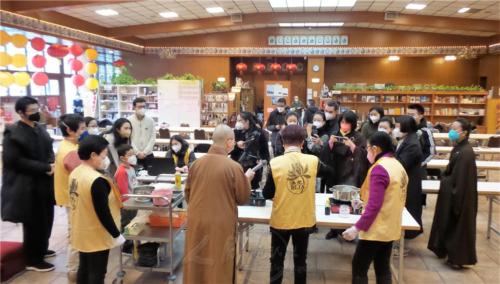 每月一素與會大眾皆至烹飪檯前認真學習