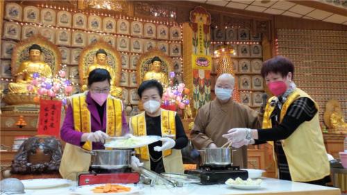 柏林協會第一分會推出「每月一素」，主廚陳玉華分會長（右一）與好幫手理事傅葉春娥（左）、劉冬翠（中）合力烹調三道美味素食