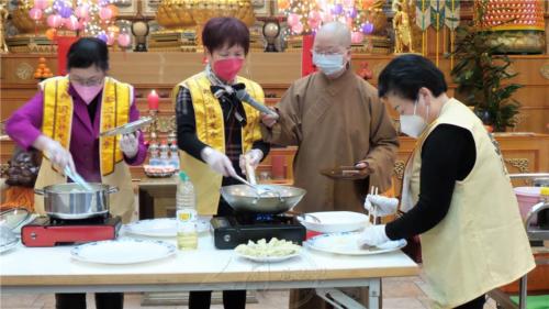 「每月一素」主廚陳玉華分會長在佛堂現場示範如何料理素菜