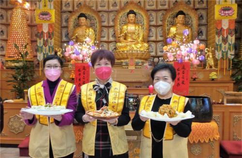 柏林協會第一分會推出「每月一素」主廚陳玉華分會長與好幫手理事傅葉春娥（左）、劉冬翠（右）合作完成三道美味素食