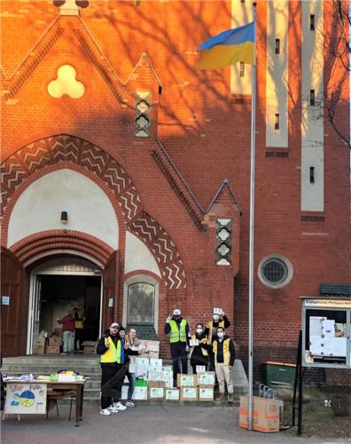 柏林協會青年幹部送物資至Nathanael教堂