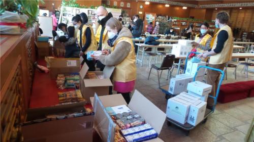 柏林青年在佛堂整理捐助烏克蘭物資