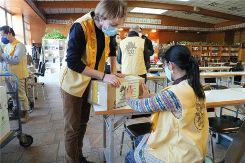 柏林青年在佛堂整理捐助烏克蘭物資