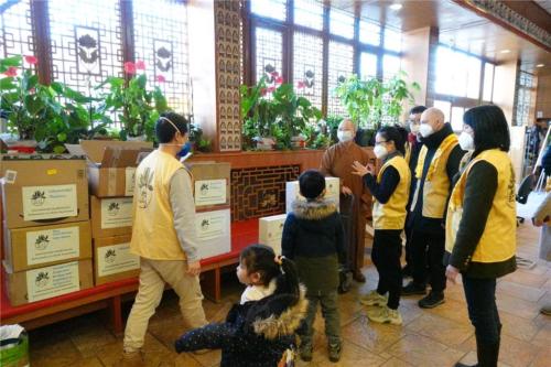 柏林佛光山住持妙祥法師與柏林協會幹部、青年們合力整理捐助烏克蘭物資