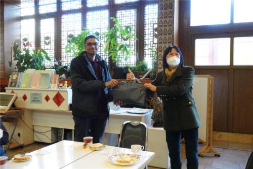 柏林佛光協會會長黄家羚代表贈送大師的英文版書籍給Shyam