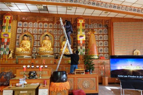 印度青年Shyam與劉育銓協助更換三寶佛燈泡