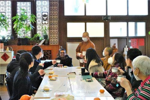 大家以茶感謝Shyam，學術不忘信仰，柏林佛光山是他第一個佛光之家，歡迎他回到印度後前往佛光道場參訪