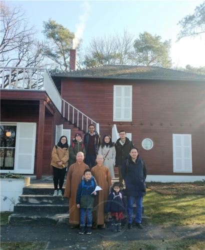 佛光人與印度青年科學家Shyam於愛因斯坦別墅前合影