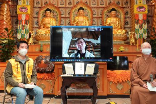 來寺大眾保持防疫安全距離，專心參加論壇