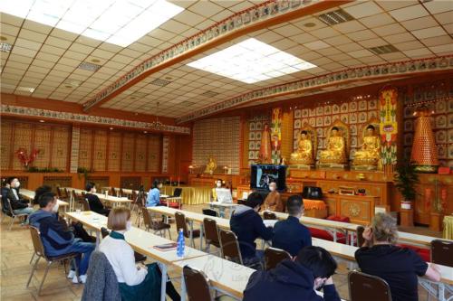 在義大利的劉紅鷹分享以佛陀「教團成立」中的五點經驗，作為自己創業的鏡鑒