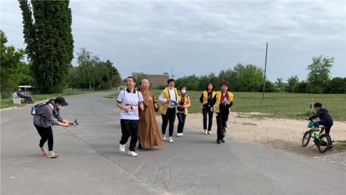 柏林青年王小麗（左一）以鏡頭紀錄佛光人的「行佛」