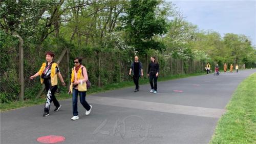 柏林協會第一分會長陳玉華（左一）熱心參與公益路跑