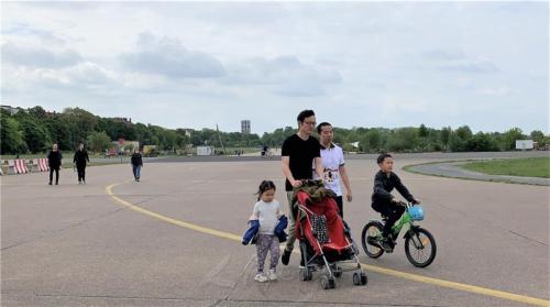 4歲的「湯圓」（趙梵伊）及6歲的「花生」（趙吉甫），和爸爸參與「我跑步 你種樹」活動