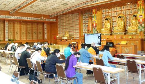 紀念佛光山開山56週年，大眾虔心抄經