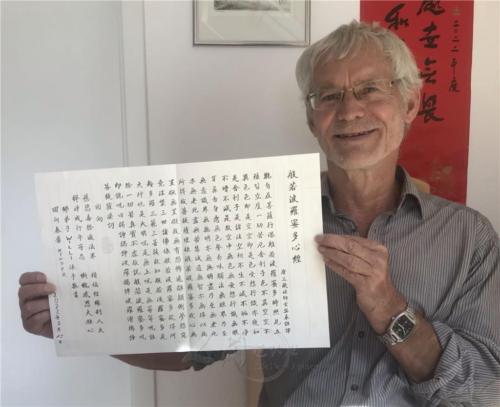 德籍信眾Willibald，也「一筆一畫」用心地抄寫完一卷中文《心經》