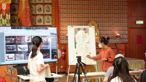 吳璇（右）示範如何塗鴉畫龍舟