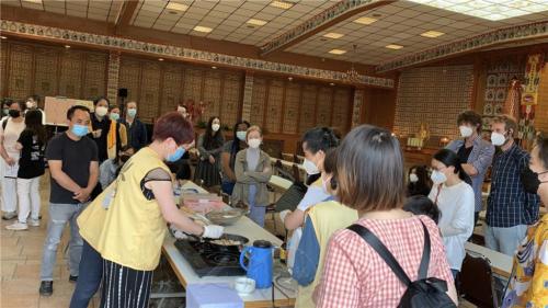 每月一素，柏林協會第一分會分會長陳玉華現場示範「香炒素鮑魚」