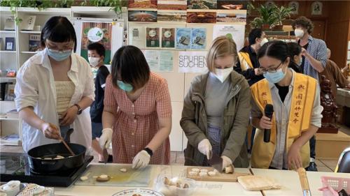 每月一素，讓現場來賓實地參與切素鮑魚