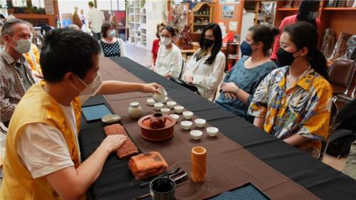 柏林宗教長夜-柏林協會唐雪峰副會長擔任茶禪行者，以茶禪會友