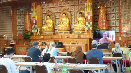 宗教長夜-播放德語配音的《人間佛陀》動畫讓參訪者認識佛教