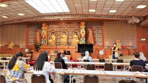 宗教長夜-青年劉育銓為來訪者介紹人間佛教