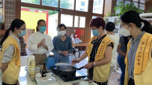 每月一素，柏林協會第一分會陳玉華分會長現場示範「香炒素鮑魚」