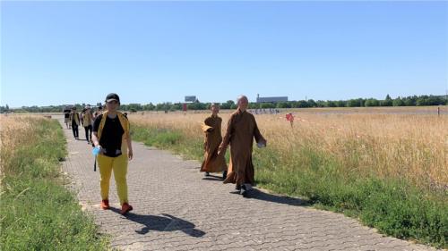 柏林佛光人走過雲雀築巢、繁育後代的「平滑燕麥草海」通道