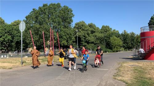 柏林佛光人響應「蔬食益跑」開跑了