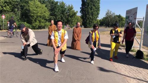 路跑前柏林協會唐雪峰副會長帶領大家做暖身操