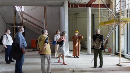 妙祥法師為德國之聲記者簡介道場未來的弘法設施