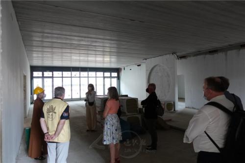 德國之聲記者在未來的齋堂內聆聽法師解說