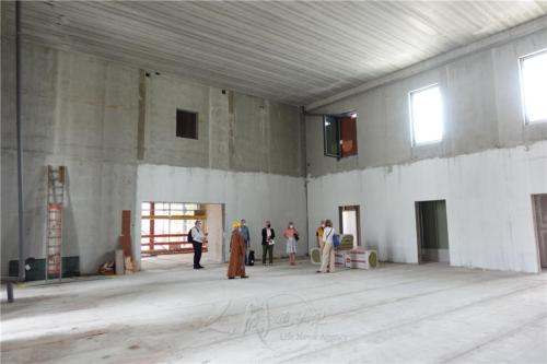 身處寬闊的空間，隨著法師的講解，記者們想像未來的佛堂