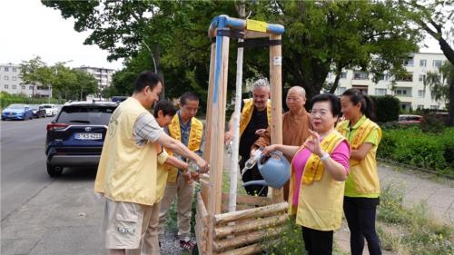 柏林協會幹部會員等共同為認捐掛牌的「三好樹」補給水份