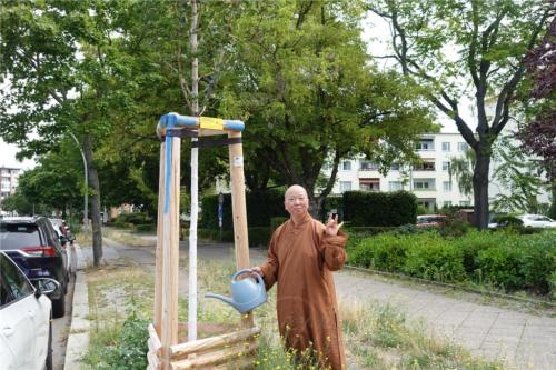 柏林佛光山住持妙祥法師為三好樹澆水