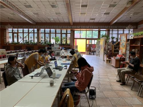 打開各個考試裝備後，大家有的埋頭繼續複習題庫，有的打坐靜候考試