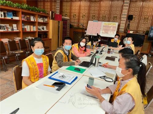 柏林協會黄家羚會長，副會長劉冬翠、唐雪峰，帶領佛光人圍坐一起，互相打氣鼓勵